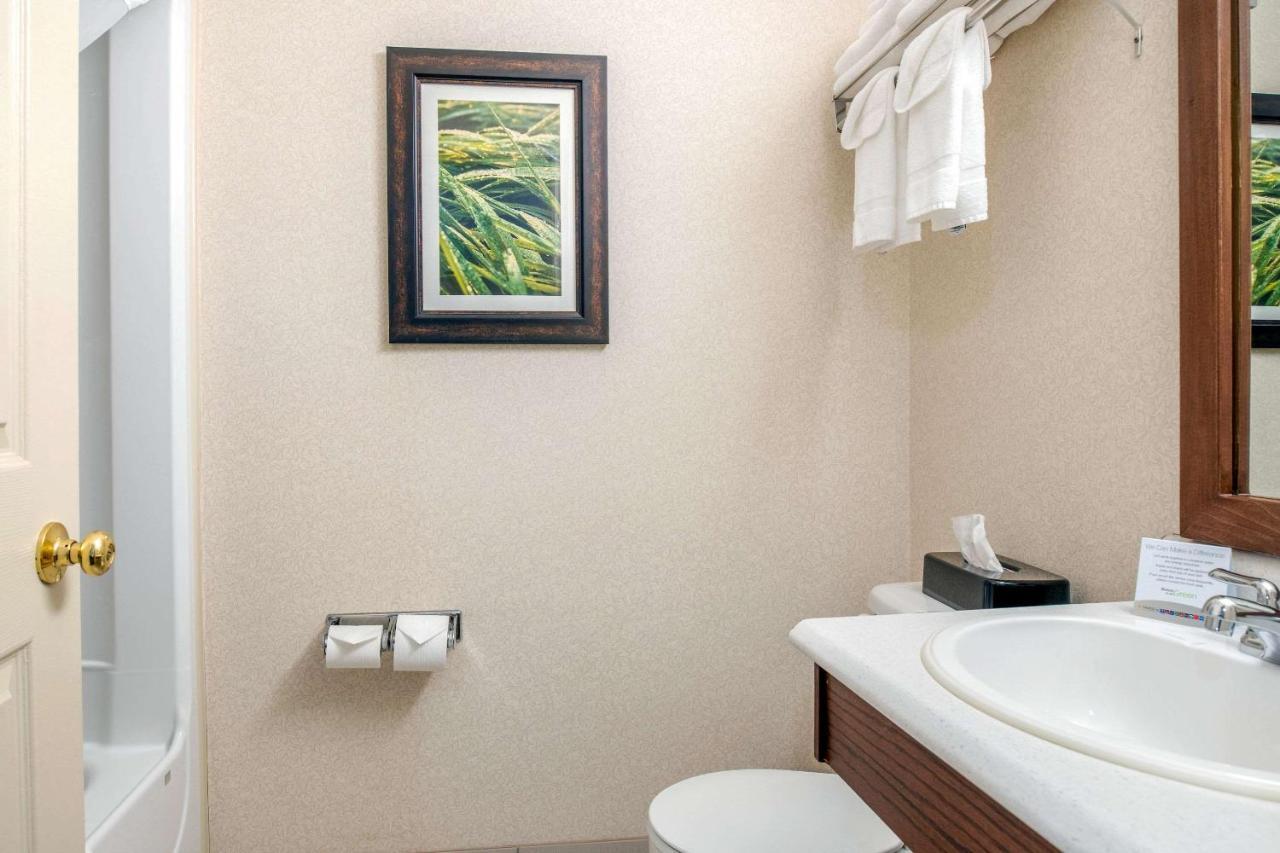 Quality Inn & Suites Cornwall Exterior photo